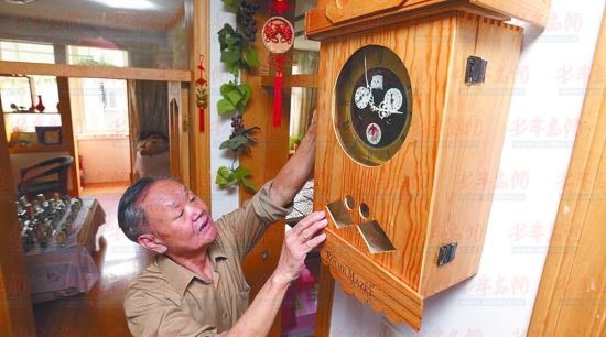 薛文泉改造的一款可以播放东方红乐曲的挂钟。