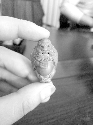 图为王千星的雕刻。