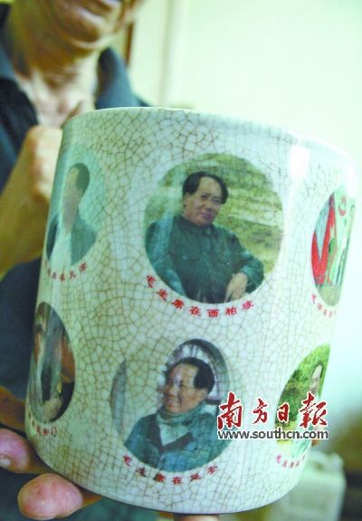 曾有深圳收藏家出20万要买他所有的毛主席像章，但他拒绝了。