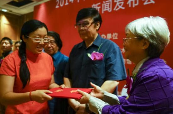 成琪为本次活动评委颁发聘书