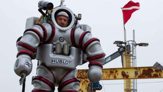 希腊考古学家Theotokis Theodoulouan和他身着的高科技潜水服“Exosuit”。
