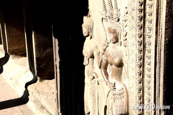 精美的仙女浮雕，立体感非常强，丰满的胸部被游客摸得发亮。