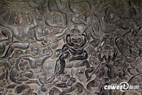 小吴哥庙走廊墙壁上精美的浮雕，展现的是保护神与猴子王大战的故事。浮雕精细、立体感强，一些部分被游客摸得发亮。