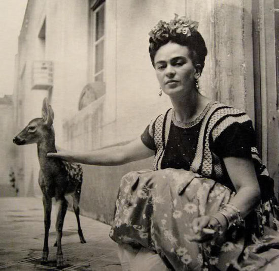 这张1930年的照片出自于与卡罗相恋10年的情人、匈牙利摄影师Nickolas Muray之手，上面是卡罗和她的宠物小鹿Granizo