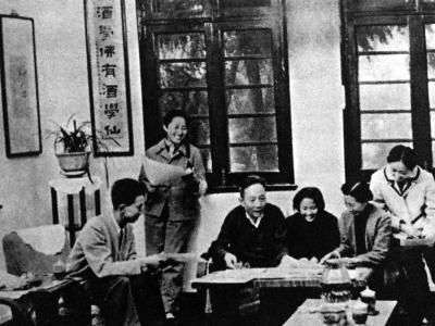 六十年代初在南京家里傅抱石和儿女在客厅看画