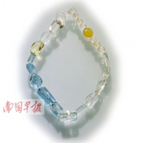 这串珠饰中的4颗海蓝宝石，曾被长期误认为是浅蓝色水晶。