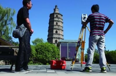 测绘人员正在对塔高进行测量 摄/法制晚报记者 崔毅飞