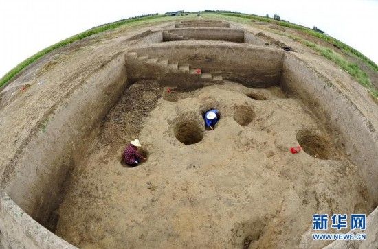9月14日，考古人员在西汉高郭侯国国都遗址考古现场开展挖掘清理工作。记者牟宇摄