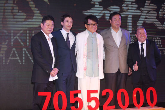 成龙60周岁生日慈善晚宴·成龙大哥与黄福华大师(左一)等为晚宴筹得70552000元善款留影纪念 