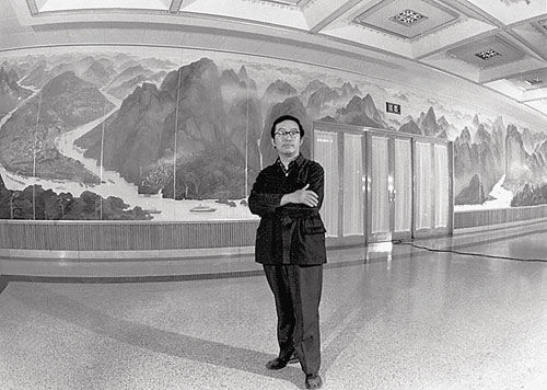 1979年袁运甫在机场壁画前留影