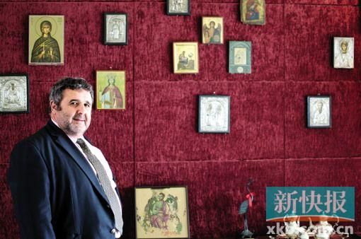 希腊总领事喜欢收藏古地图和各种耶稣主题作品。