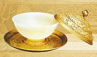 金盖金托玉碗，出自万历帝棺内西端北侧，白玉制成。
