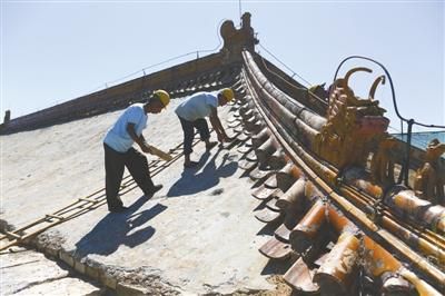 8月26日，明十三陵，工人在对大红门房脊进行修缮。新京报记者 浦峰 摄