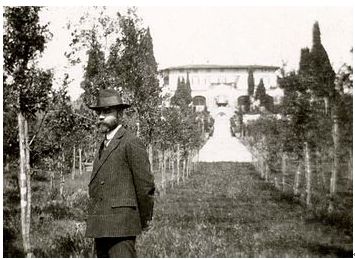 Bernard Berenson in the garden of his estate Villa I Tatti in 1911（图片取自维基百科）