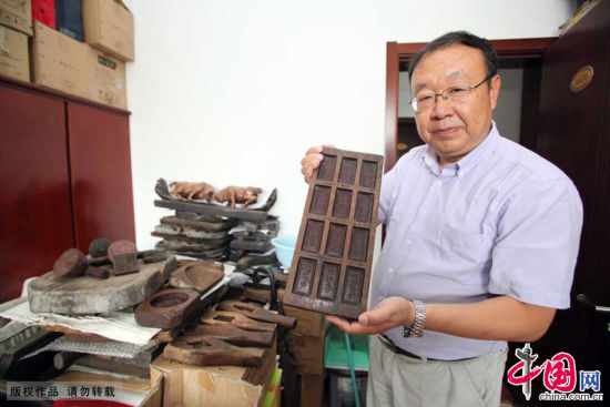 王来华先生展示自己所收藏的饼模，他收藏的饼模大大小小共计4000多个。中国网图片库指月/摄