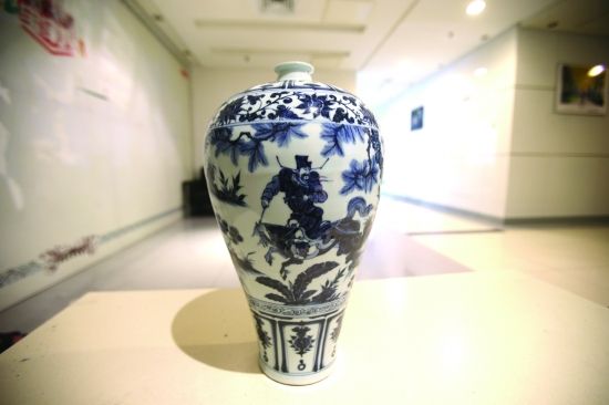  庞先生认为自己的这件“萧何月下追韩信”梅瓶是真品。    金陵晚报记者 段仁虎 摄