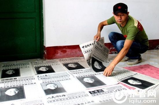 20年来，董西德收藏了上千件关于邓小平红色经典藏品，图为其收藏的邓小平逝世时的报纸。（孙美英/摄） 