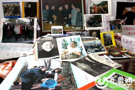 自1990年董西德从部队退伍，便痴迷上“红色收藏”，董西德收藏的邓小平照片多达五六百幅。（孙美英/摄） 