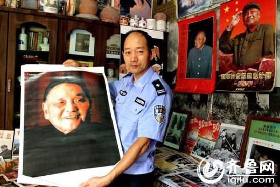 董西德展示他珍藏的“邓小平”巨幅画像。（孙美英/摄） 