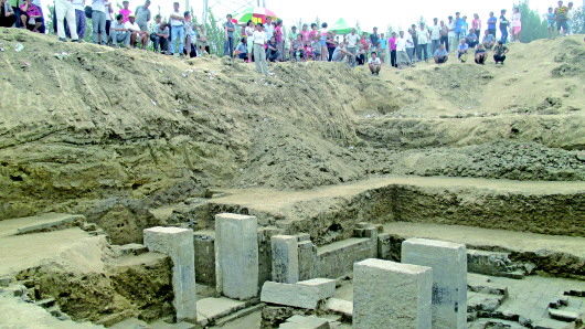古墓挖掘现场围了很多人。