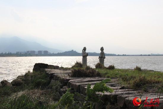 怀安古接官道码头，两尊新立的雕塑体现了古人行来送往的故事。（人民网 陈苑 摄）