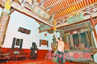 孙吉志和他收藏并重修的古厝。（本组图 本报记者 黄嵘 摄）