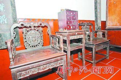 古厝内各种古董家具一应俱全。