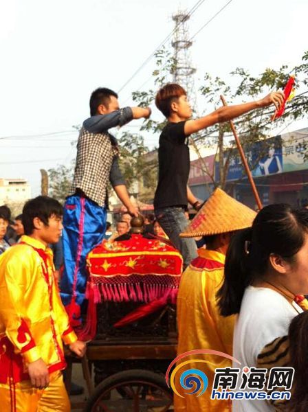 被盗的花梨木轿(翻拍)南国都市报记者徐培培摄