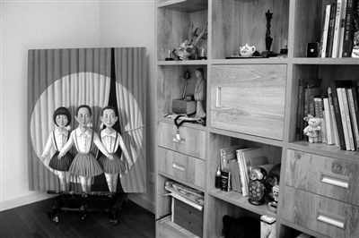 书房里除了收藏品外，男主人的画也成为抢眼的装饰品。