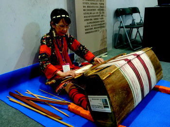 传统织布工艺传承人张凤英正在织布。