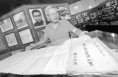 王泽清老师为这本《第六战区受降纪实》费了不少心血。记者熊波 摄