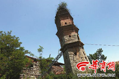 2013年5月20日，悟空禅师塔塔身已经出现裂缝，发生倾斜，一个铁架子支撑着不至于倒塌 华商报记者 马超 摄 