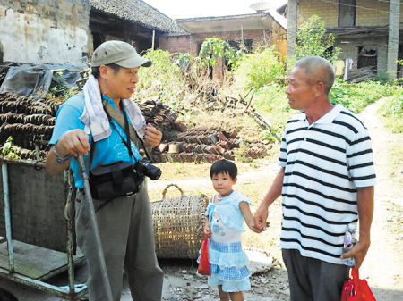 唐湘鹏在走访中和当地村民交谈。刘飞 摄记者 邓艳红