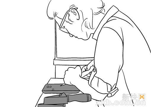 ●图为木雕设计师鱼卷的工作情形,为了追求设计感,他经常用刻刀在木器上刻画几百刀,做一个有花纹的木盘,大概需要两到五个小时的时间。