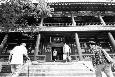 紫竹院公园内，又称“慈禧梳妆楼”的报恩楼向市民开放摄/法制晚报记者 刘畅