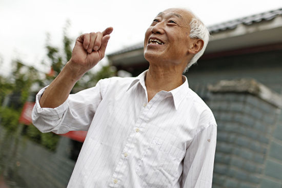 72岁的梁东云“鉴定”完警方将发还的古玩出来大失所望，他讲述自己当时被扣的古玩不是这个样子。 澎湃新闻 程艺辉