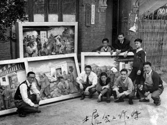 上世纪40年代末，胡曰龙（右二）在费伯夷（左一）的艺风画室当学徒。