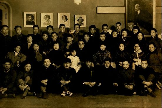 上世纪50年代，任微音画室师生合影。