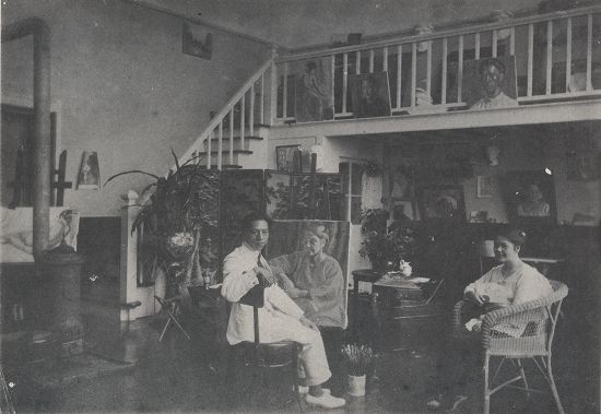 上世纪30年代，江湾画室创办人陈抱一及夫人在画室留影。