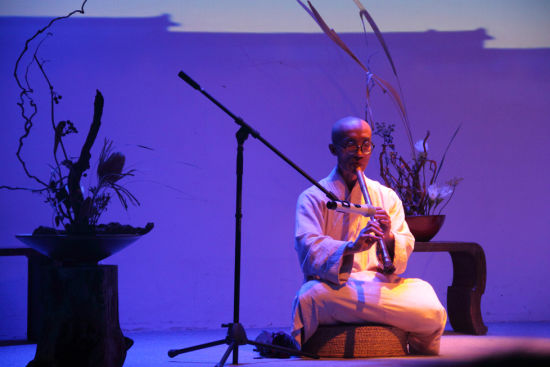 图：一音禅师应邀在纪录片《山僧》首映式现场吹奏禅箫