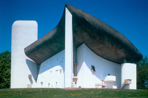 朗香教堂是柯布西耶的代表作，被誉为20世纪最为震撼、最具有表现力的建筑。