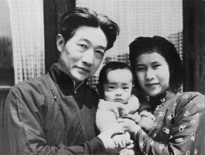 　　徐悲鸿与夫人廖静文及儿子庆平。