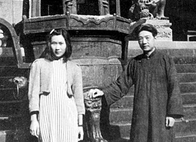 　　1943年，徐悲鸿与廖静文摄于四川青城山。