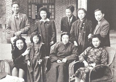 　　1941年摄于重庆沙坪坝，前排右起为廖静文、徐悲鸿。