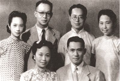 　　左图：1946年，三连襟与三姐妹于上海合影。前：张元和、顾传玠，后排从左到右：张允和、周有光、沈从文、张兆和。　
