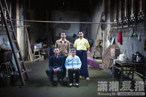 廖静文老屋的堂屋里，她的后人合影。