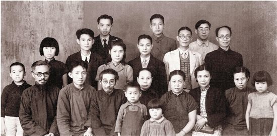 1947年在中央大学美术系 前排左二为傅抱石 左一为丰子恺 左三为陈之佛
