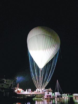 拖载着“天梯”的气球即将升起。