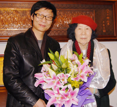 　　内蒙古文化艺术研究会秘书长乔夫给廖静文先生敬献哈达和鲜花。