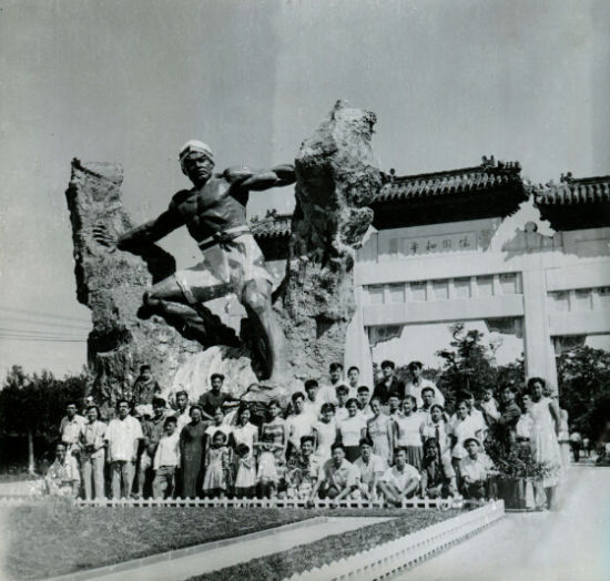 《劈山引水》 水泥